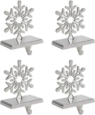 China Popular Xmas Gift Christmas Hook Metal Hanger Snowflake Silver Stocking Rack for Fireplace Mantel Mantle for sale