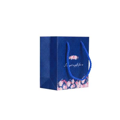 China Custom Wholesale Biodegradable Christmas Birthday Cosmetic Flower Gift Packaging Paper Bag for sale