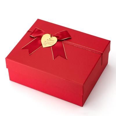 China Recyclable Christmas Wedding Companion Hand Gift Box Cosmetics Lid And Base Gift Packaging Paper Box for sale