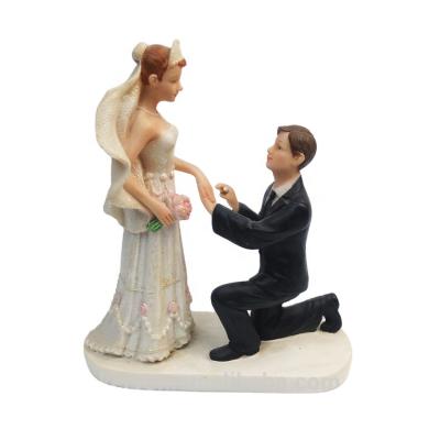 China Wholesale Cheap Beautiful Europe America Bride and Groom Figurines Wedding Favors Resin Figurine for sale