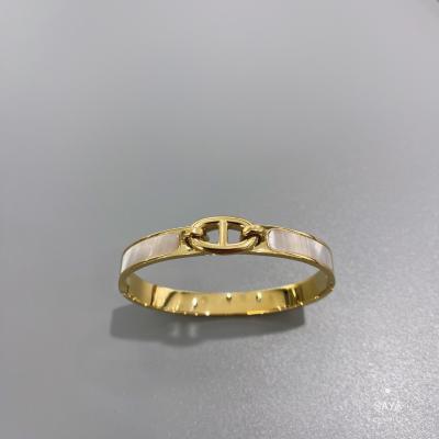 China 58x44mm 18K de Gouden van de Gesp Witte Fritillary van de Roestvrij staalarmband Hoefijzer Open Armband Te koop