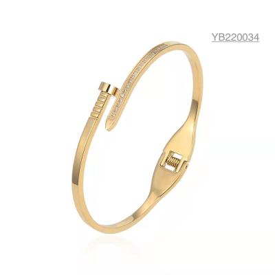 China Pulsera de oro con diamantes de imitación de joyería de diseñador de acero inoxidable de 58X44 mm con tornillo en venta