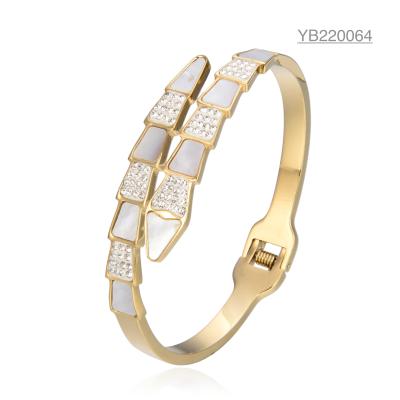 China Luxe merk K gouden roestvrijstalen armband Open grote strass slangenarmband Te koop