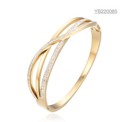 China Brazalete de acero inoxidable chapado en oro de 18 quilates con triple superposición de diamantes de imitación en venta