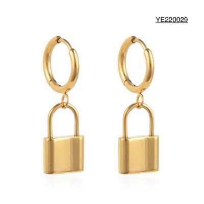 China Pendientes de oro de acero inoxidable para mujer CE Pendientes colgantes de metal con cerradura vintage en venta