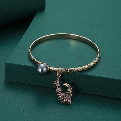 China Hard Wholesale Round Shape Customized Designer Pearl Bracelet Pendant Hawaiian Bracelet for sale