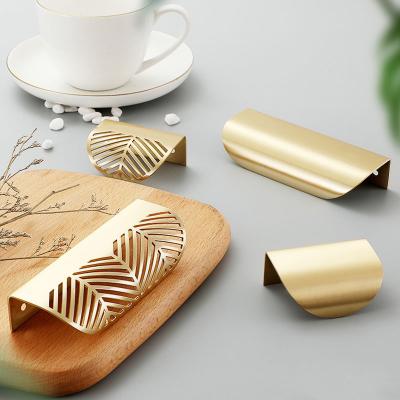 China Modern Luxury Brass Furniture Handle Leaf Shape Cabinet Pull Copper Wardrobe Knob EUROPEAN Invisible Brass Dresser Knob for sale