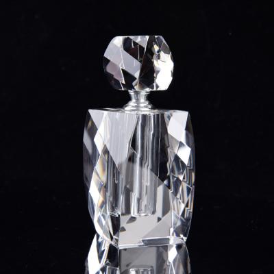 China Europe Best Design Wholesale Perfume Bottles Crystal Centerpiece Empty Fine Workmanship for sale