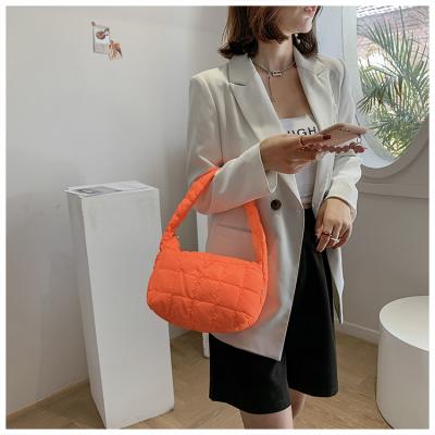 China Colorful Fashion Handbags Ladies Summer Handbags With New Line Women Leisure Soft Shoulder Lightweight Handbags for sale