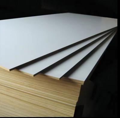 China 1220x2440mm Panel de madera contrachapada de melamina no metálica blanca laminada para muebles de apartamento en venta