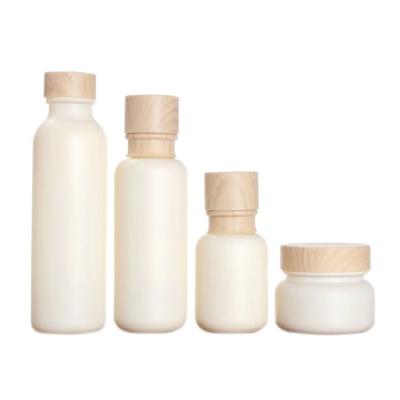 Chine le cosmétique en verre du couvercle à visser 110ml 47/400 met des pots en bouteille avec les couvercles en bambou 47mm à vendre