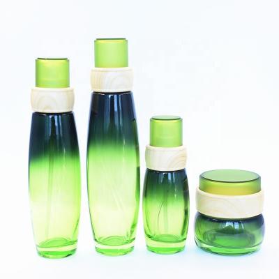 Chine l'huile essentielle de vert de 120ml 50g met des conteneurs en bouteille en verre de lotion pour les cosmétiques 24/400 à vendre