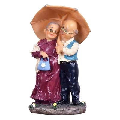 China 2021 Hot Sale Europe Amazon Swing Resin Couple Figurines Home Decor for sale