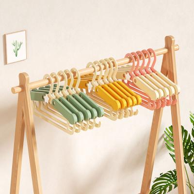 China Portable Modern Plastic Hangers Swivel Hook Kids Plastic Hanger Rack Holders for sale