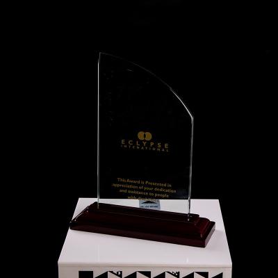 China Customized shape laser engraving logo foil gold silver wooden base trophy zu verkaufen