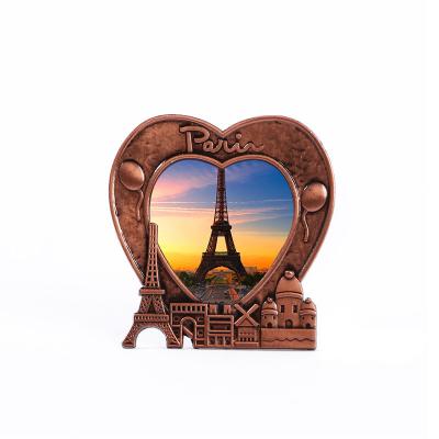 China Paris Frankreich Liebes-Sonnenuntergang-Landschaft des Eiffelturm-Metallherz-geformte Bilderrahmen-3D zu verkaufen