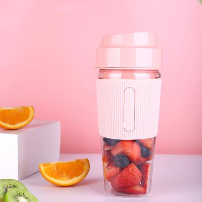 China Protable Fruit Juicer Household Portable Large Capacity Sports Juicer Machine Extractor Usb Refill Blender Juice Fruit Blender for sale