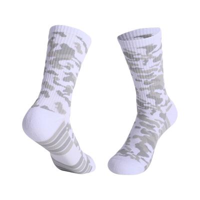 China Low MOQ Antibacterial Camouflage Cotton Terry Cushion Elite Men Sport Running Socks for sale