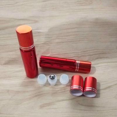 China Botellas de vidrio con rodillo de aceite esencial de perfume pintado de rojo de tamaño personalizado con tapa en venta