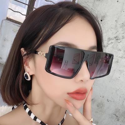 China Oversized Chain Leg Sunglasses Women 2021 New Square Fashion Sunglasses GGMN5303 for sale