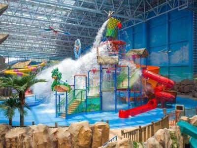 China Sprühen Sie kleinen grünen Wasser-Spielplatzgeräte-roten/blauen Dia-Wasser-Spielplatz zu verkaufen