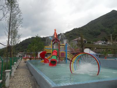 Cina La galleria dell'arcobaleno della cascata scherza i giocattoli dell'acqua per il parco dello spruzzo in vendita