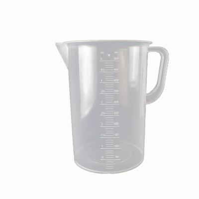 China Sustainable Plastic Beaker With Handle Measuring Cup Clear White Plastic Beaker For Lab Kitchen for sale