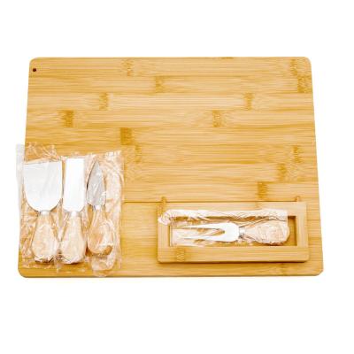 China Sustainable Natural Round Bamboo Cheese Board With 4 Knife Set for sale