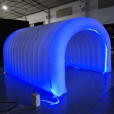 China Tenda de túnel gigante inflable deportiva con luz LED en venta