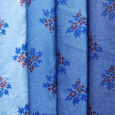 China Las flores tejidas suaves modelan a Jean Denim Fabric impreso 54,5 pulgadas en venta