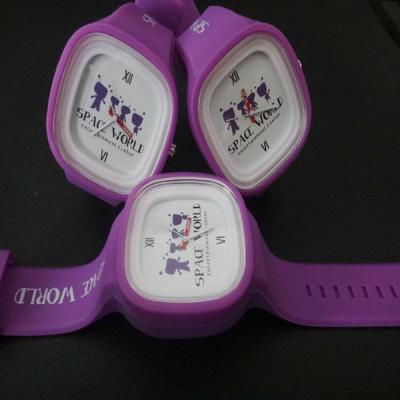 China Cara resistente de agua del reloj 3ATM de la banda de la jalea de la goma de silicona del color, blanca púrpura con el logotipo de la compañía, unisex para las mujeres de los hombres en venta