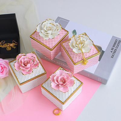 China Creative girl's storage home ceramic jar beautiful handmade rose heart jewelry box decoration flower china gift table decoration for sale