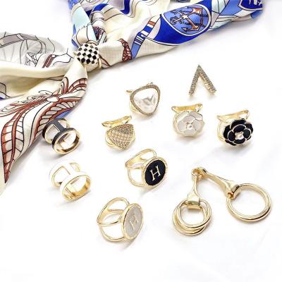 China Daily Life Hot Selling Luxury Scarf Brooches Pins For Women Fashion Gold Fashion Buckle Alloy Scarf Pin Wholesale Simple Jewelry for sale