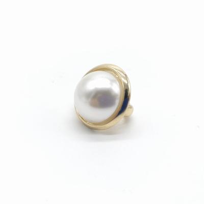 China Daily Life Ladies Fashion Pearl Brooch Gold Plated Brooch for sale