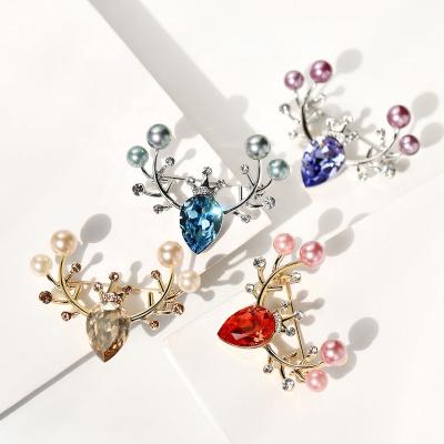 China Christmas Gifts Topper Quality Luxurious Pearl Rhinestone Brooch Dear Pin For Christmas Gifts for sale