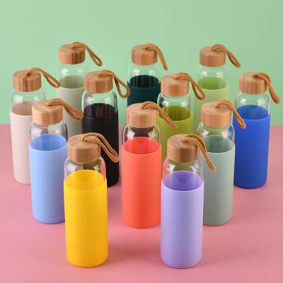 China Minimalist 500ML Borosilicate Glass Water Bottle BPA Free With Protective Silicone And Bamboo Sleeve Lid for sale