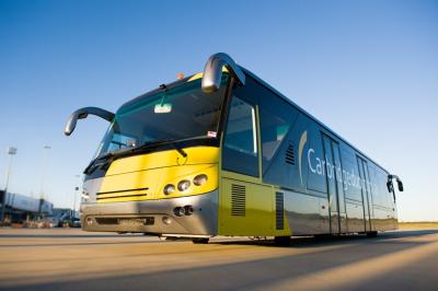 Chine Le bas plancher de 102 passagers transporte l'autobus de passager d'aéroport avec le plancher en caoutchouc antidérapage à vendre