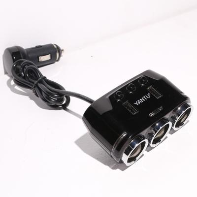 China Adaptador de cargador de automóvil 12V/24V Cyberpunk estilo de diseño 150W 2 puertos USB 3 enchufes universales en venta