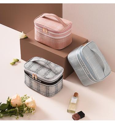 China Large Capacity Durable Custom Made Woman Makeup Bags Travel Toiletry Cosmetic Bags And Cases for sale