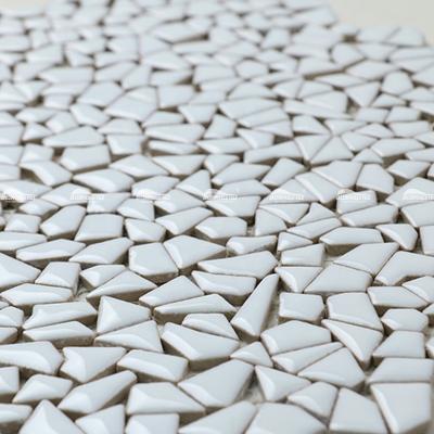 China Modern cheap price bathroom floor wall white glazed china shiny broken mosaic tiles for swimming pool for sale