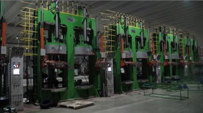 Chine La presse de vulcanisation hydraulique à faible bruit, glissent de retour le pneu faisant la machine à vendre