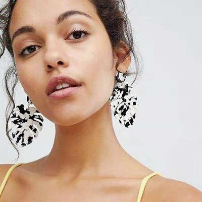 China 2019 Online Store Latest Hot Selling Fashionable Leaf Shape Acrylic Earrings For Women for sale