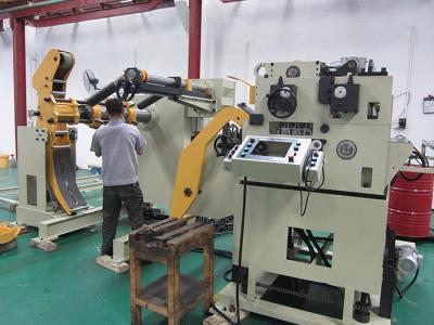 China Sellado electrónico plano automático del material de tira de metal del alimentador de la enderezadora de Decoiler en venta