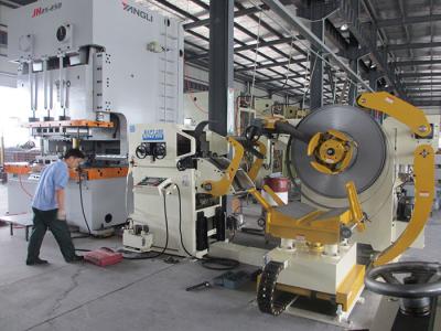 China High Speed Steel Coil Uncoiler / Automobile Stamping Punch Servo Feeder for sale