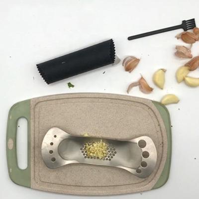 China Viable Garlic Press Rocker Stainless Steel Crusher Food Grade Silicone Garlic Peeler Roller Tube And Brush Kitchen Instruments No Smell for sale