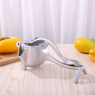 China Portable Manual Citrus Squeezer Fruit Squeezer Manual Cup Fruit Juice Maker for sale