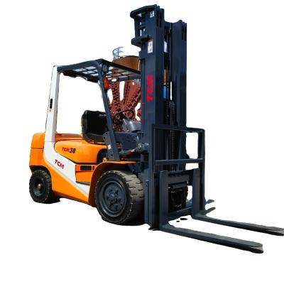 Cina Potente carrello elevatore TCM FD30T6 da 3 tonnellate con tripla forchetta e cambio laterale utilizzato nel cantiere di Shanghai in vendita