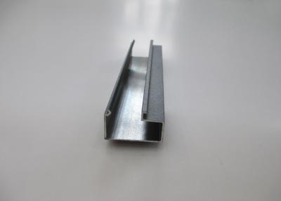 China Fuera de la protuberancia de aluminio ranurada, las protuberancias de aluminio del carril modificaron 6063 series para requisitos particulares en venta