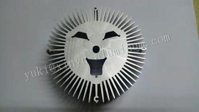 China CNC die Aluminium Heatsink van Aluminium het Autodelen om Radiatorzonnebloem machinaal bewerken Te koop