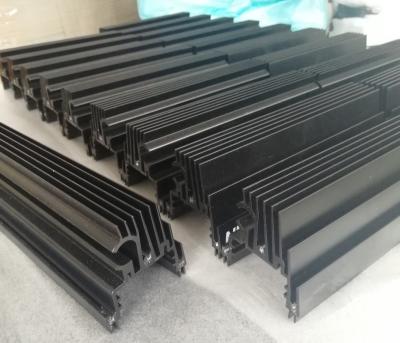 China CNC maschinell bearbeitete Schwarzes anodisierte Aluminiumkühlkörper-Profile für LED-Licht zu verkaufen